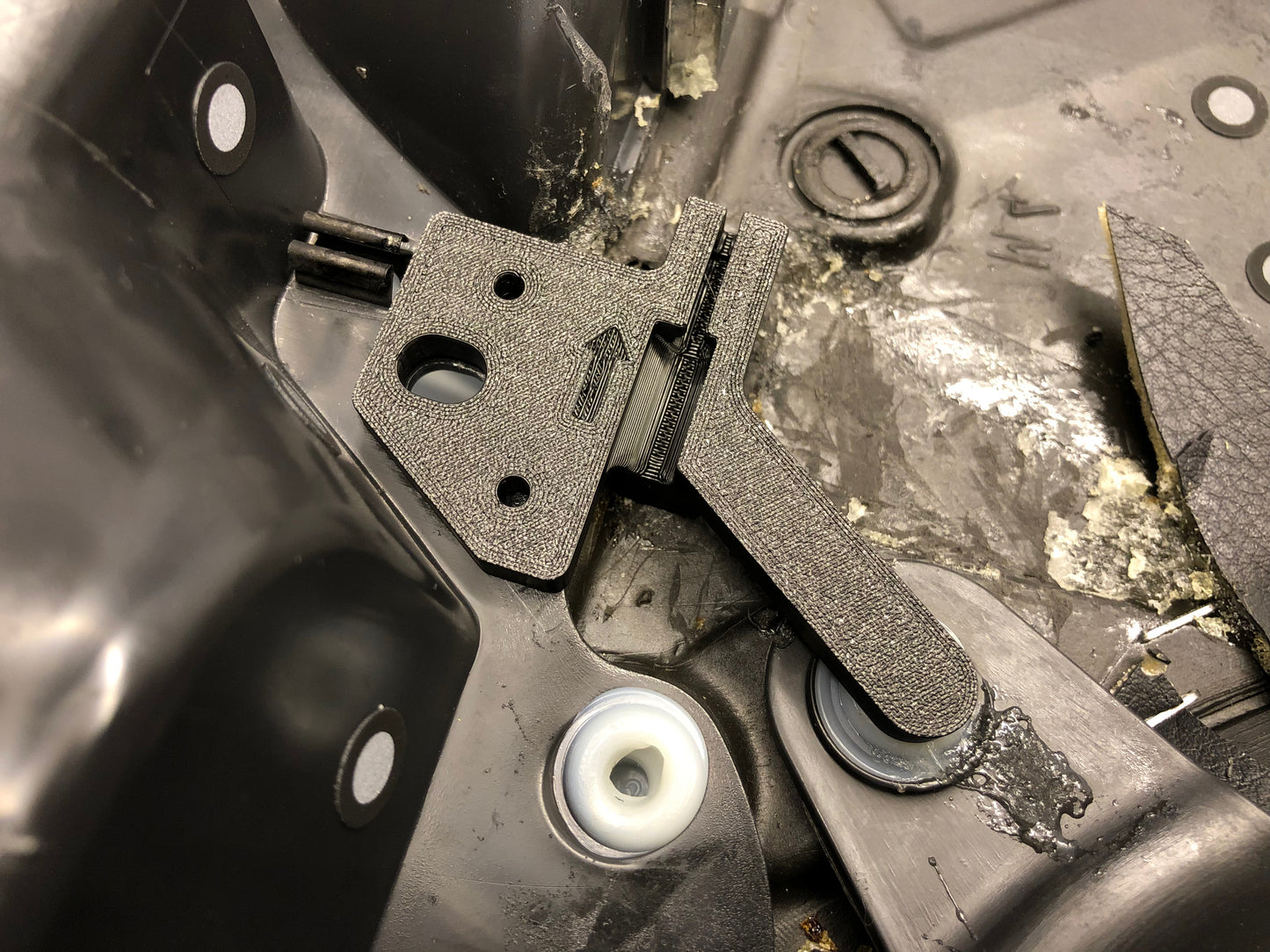 Bowdenzugbefestigung für den VW T5 Bulli